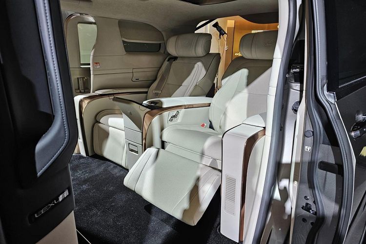 Tiếp theo đó là cửa sổ trời chia thành 2 mảnh bởi cụm điều khiển kéo dài và ốp gỗ trên trần xe cũng như hệ thống đèn viền trang trí nội thất 64 màu. Hành khách có thể dùng tính năng ra lệnh bằng giọng nói với câu lệnh "Hey Lexus" để đóng/mở rèm che nắng chỉnh điện.