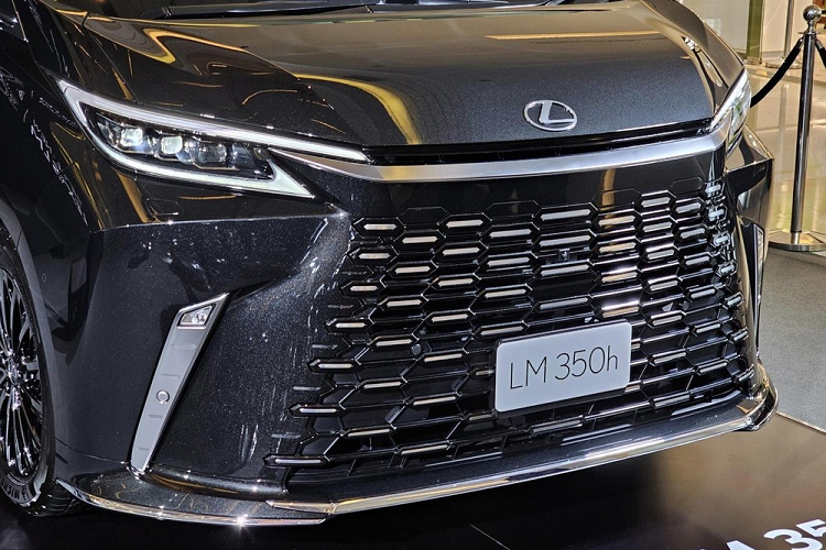 Tuy dùng chung khung gầm nhưng Lexus LM 2024 được áp dụng phong cách thiết kế khác biệt so với Toyota Alphard và Vellfire thế hệ mới. Mẫu MPV này vẫn giữ lại ngoại hình thanh lịch và sang trọng nhưng có thêm những đường gân sắc sảo hơn, tạo cảm giác linh hoạt. Bên cạnh đó là lưới tản nhiệt hình con suốt đặc trưng của thương hiệu Lexus nhưng đi kèm mắt lưới hình lục giác, sơn cùng màu thân xe, tương tự RX thế hệ mới.