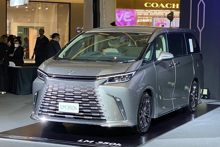 Tại thị trường Thái Lan, Lexus LM 2024 có 2 phiên bản là LM 350h Executive 7 chỗ và LM 350h Executive 4 chỗ. Giá bán tương ứng của 2 phiên bản này là 6,29 triệu Baht (khoảng 4,28 tỷ đồng) và 7,59 triệu Baht (5,16 tỷ đồng). So với cặp đôi Toyota Alphard và Vellfire 2024 vốn có giá từ 4,129 - 4,499 triệu Baht ở Thái Lan, mẫu MPV hạng sang này đắt hơn nhiều.
