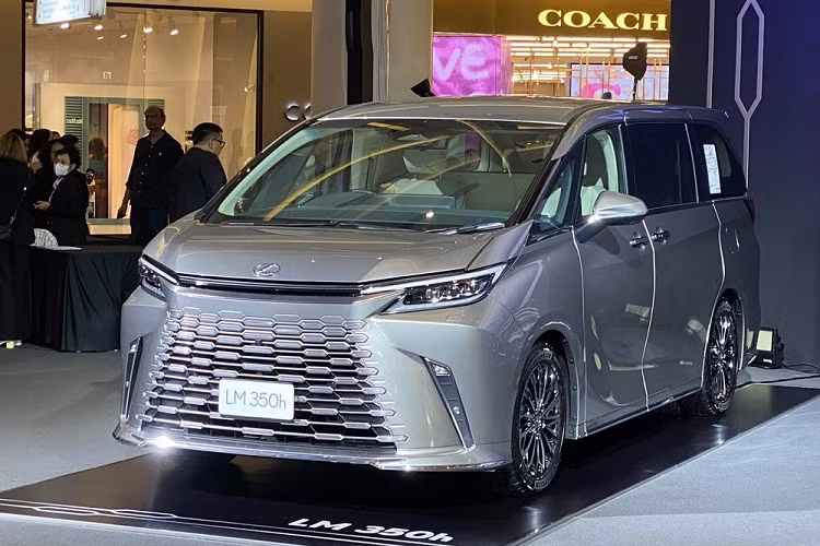 Tại thị trường Thái Lan, Lexus LM 2024 có 2 phiên bản là LM 350h Executive 7 chỗ và LM 350h Executive 4 chỗ. Giá bán tương ứng của 2 phiên bản này là 6,29 triệu Baht (khoảng 4,28 tỷ đồng) và 7,59 triệu Baht (5,16 tỷ đồng). So với cặp đôi Toyota Alphard và Vellfire 2024 vốn có giá từ 4,129 - 4,499 triệu Baht ở Thái Lan, mẫu MPV hạng sang này đắt hơn nhiều.