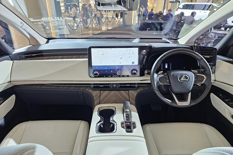 Nội thất xe được thiết kế với ý tưởng Tazuna, lấy người lái làm trung tâm. Đó là lý do vì sao mọi trang bị xung quanh đều nằm trong tầm với của người lái, vừa tiện lợi vừa đảm bảo an toàn. Ở phiên bản 4 chỗ, nội thất của Lexus LM 2024 lấy cảm hứng thiết kế từ chuyên cơ hạng nhất nên giữa khoang lái và khoang hành khách có vách ngăn.