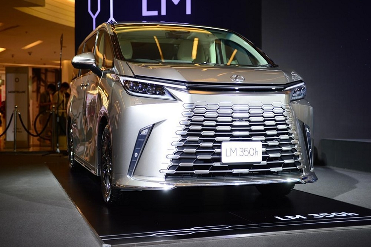 Hệ thống âm thanh vòm Mark Levinson Reference 3D có tính năng 2 vùng nhằm tách riêng âm thanh ở khoang lái và khoang hành khách. Nhờ đó, người ngồi phía trước và phía sau có thể nghe những nội dung khác nhau mà không sợ làm phiền người khác. Tương tự như vậy, cửa sổ trời, màn hình và hệ thống điều hòa của Lexus LM 2024 cũng có thể chỉnh độc lập theo ý muốn của từng hành khách.