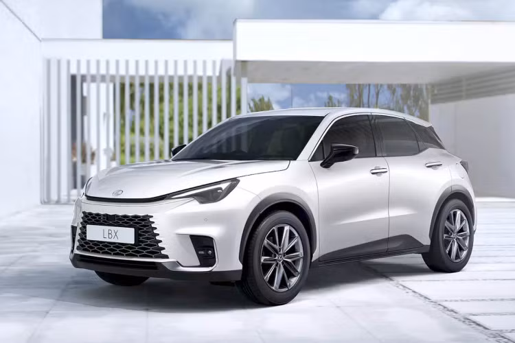 Cao cấp hơn nữa có LBX Takumi giá 38.245 bảng (tương đương 1,142 tỷ đồng) với đèn pha LED tích hợp pha tự động thích ứng, ghế bọc da aniline, ghế lái chỉnh điện có chức năng nhớ, hệ thống đèn viền nội thất thêm nhiều màu sắc hơn, dàn âm thanh cao cấp Mark Levinson 13 loa, hỗ trợ đỗ xe thông minh, gói an toàn nâng cao.