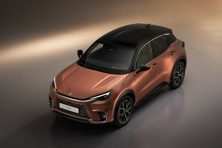 Tiếp theo là Lexus LBX bản LBX Premium trị giá 32.495 bảng (tương đương 970 triệu đồng) có thêm kính riêng tư phía sau và cần gạt nước cảm biến mưa. Bên trong xe là một khoang cabin cao cấp hơn với ghế bọc da Tahara, ghế trước có sưởi, sạc điện thoại thông minh không dây, hệ thống đèn viền nội thất, gương chiếu hậu tự động chống chói và bổ sung thêm một số tính năng an toàn.