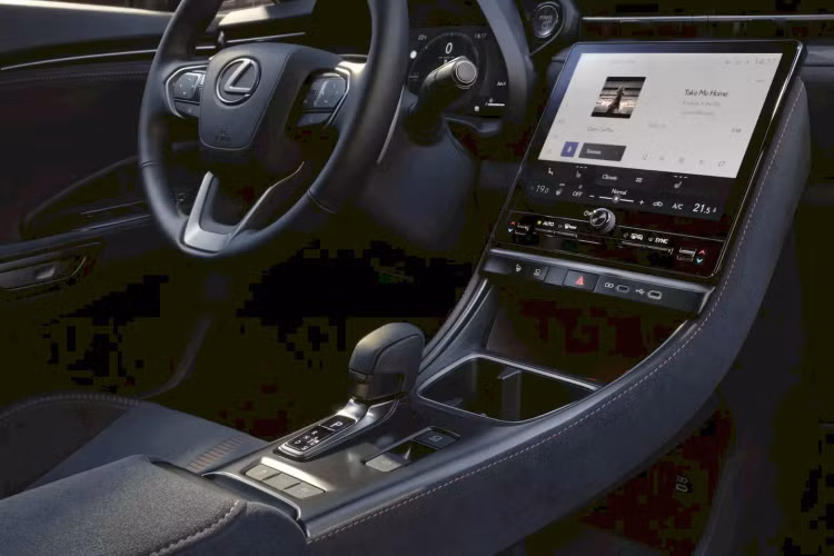 Cuối cùng là bản LBX Original Edition có giá lên tới 39.995 bảng (tương đương 1,194 tỷ đồng), sở hữu màu sơn vàng đồng Sonic Copper tương phản với bộ mâm 18 inch đen mờ, bộ tem decal đặc biệt, huy hiệu độc quyền và ốp cản thiết kế riêng.