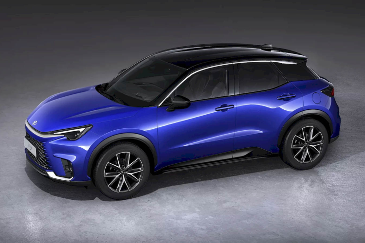 LBX Premium Plus giá 34.495 bảng (tương đương 1,030 tỷ đồng) có mâm hợp kim 18 inch, cửa nâng chỉnh điện, cụm đồng hồ kỹ thuật số 12,3 inch, màn hình HUD kính lái, hệ thống mở cửa không cần chìa thông minh và hệ thống lọc không khí.