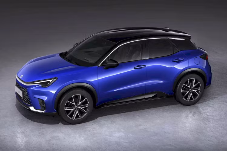 LBX Premium Plus giá 34.495 bảng (tương đương 1,030 tỷ đồng) có mâm hợp kim 18 inch, cửa nâng chỉnh điện, cụm đồng hồ kỹ thuật số 12,3 inch, màn hình HUD kính lái, hệ thống mở cửa không cần chìa thông minh và hệ thống lọc không khí.