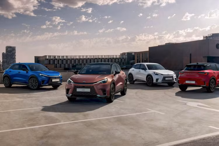 Phiên bản LBX Premium Plus Design giá 35.595 bảng (tương đương 1,063 tỷ đồng) có ngoại thất hai tông màu bắt mắt cùng bộ mâm đúc kiểu dáng thể thao. Mẫu xe này còn có ghế bọc da tổng hợp Tahara đục lỗ với đường chỉ khâu màu đỏ tương phản.