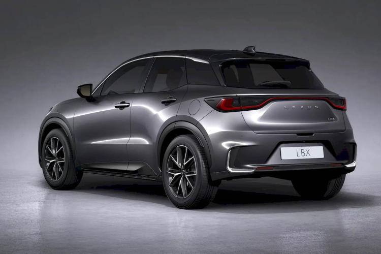 Theo đó, giá xe Lexus LBX 2024 từ 29.995 bảng (tương đương 900 triệu đồng) áp dụng cho bản cấu hình Urban tiêu chuẩn. Bản này có đèn pha LED, mâm hợp kim 17 inch, điều hòa hai vùng độc lập, màn hình giải trí 9,8 inch hỗ trợ Android Auto có dây và Apple CarPlay không dây