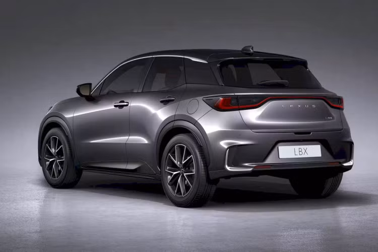 Theo đó, giá xe Lexus LBX 2024 từ 29.995 bảng (tương đương 900 triệu đồng) áp dụng cho bản cấu hình Urban tiêu chuẩn. Bản này có đèn pha LED, mâm hợp kim 17 inch, điều hòa hai vùng độc lập, màn hình giải trí 9,8 inch hỗ trợ Android Auto có dây và Apple CarPlay không dây