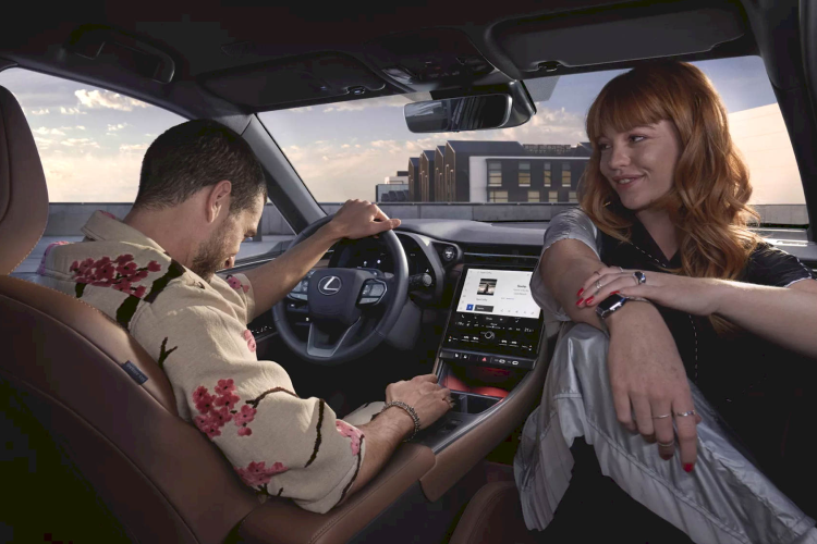 Khách hàng cũng có thể chọn bản LBX Takumi Design giá 39.245 bảng (tương đương 1,172 tỷ đồng) với ngoại thất hai tông màu bắt mắt cùng bộ mâm đúc kiểu dáng thể thao, bên trong là nội thất sang trọng với da và vải Ultrasuede.