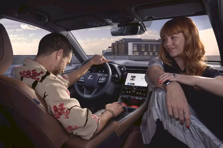 Khách hàng cũng có thể chọn bản LBX Takumi Design giá 39.245 bảng (tương đương 1,172 tỷ đồng) với ngoại thất hai tông màu bắt mắt cùng bộ mâm đúc kiểu dáng thể thao, bên trong là nội thất sang trọng với da và vải Ultrasuede.