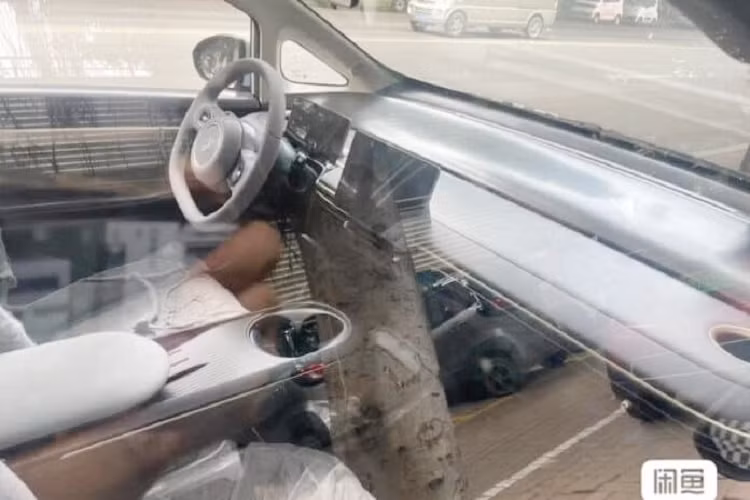 Theo Phó tổng giám đốc SGMW Zhou Lin, người lái sẽ có thể sang số bằng màn hình cảm ứng, tương tự như Tesla. Việc không có cần số cũng khiến nội thất Baojun Yunduo trông tối giản và rộng rãi hơn.