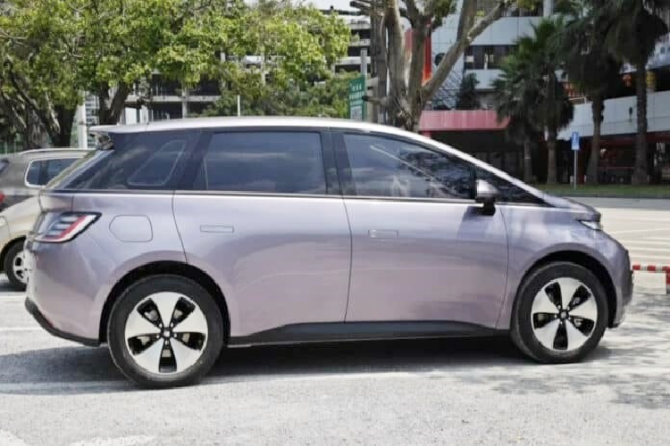 Ở thiết kế, phần đầu xe của Baojun Yunduo khiến chúng ta liên tưởng đến Fiat Multipla. Xe có thiết kế đầu xe hai tầng với đèn LED ngay dưới phần phình ra ở phía dưới cột A và khối đèn pha ở cản trước. Các tính năng ấn tượng khác của ngoại thất Yunduo là tay nắm cửa có thể thu vào. Về kích thước, Baojun Yunduo lớn hơn một chút so với đối thủ chính của nó BYD Dolphin.