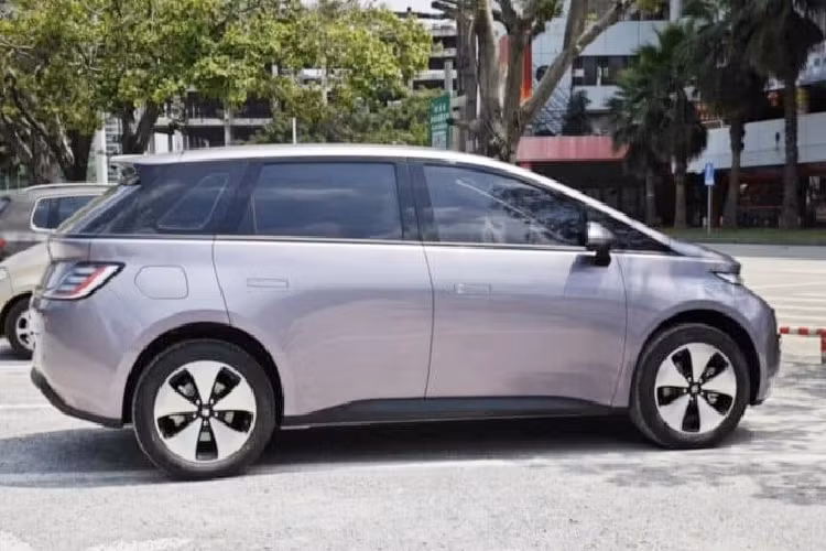 Ở thiết kế, phần đầu xe của Baojun Yunduo khiến chúng ta liên tưởng đến Fiat Multipla. Xe có thiết kế đầu xe hai tầng với đèn LED ngay dưới phần phình ra ở phía dưới cột A và khối đèn pha ở cản trước. Các tính năng ấn tượng khác của ngoại thất Yunduo là tay nắm cửa có thể thu vào. Về kích thước, Baojun Yunduo lớn hơn một chút so với đối thủ chính của nó BYD Dolphin.