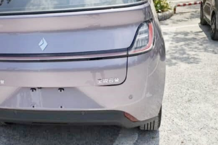 Trên bảng điều khiển trung tâm của Baojun Yunduo, chúng ta có thể thấy một màn hình nhỏ ở giữa. Nó không phải là một màn hình khổng lồ như nhiều nhà sản xuất ô tô Trung Quốc đang sử dụng. Vì vậy, người lái xe có thể không thuận tiện khi thay đổi chế độ lái theo cách thủ công bằng màn hình nhỏ này.