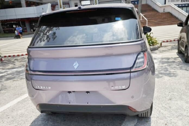 Xe có chiều dài, rộng và cao lần lượt là 4.295/1.850/1.652 mm với chiều dài cơ sở là 2.700 mm. Vì vậy, nó dài hơn 5 mm, rộng hơn 80 mm và cao hơn 82 mm so với Dolphin. Những bức ảnh hiếm hoi chụp bên trong khoang lái của Baojun Yunduo cho thấy, xe có vô lăng đa chức năng hai chấu, đáy phẳng, điều thú vị là chúng ta không thể thấy lẫy chuyển số ở đây, và có lý do cho điều đó.