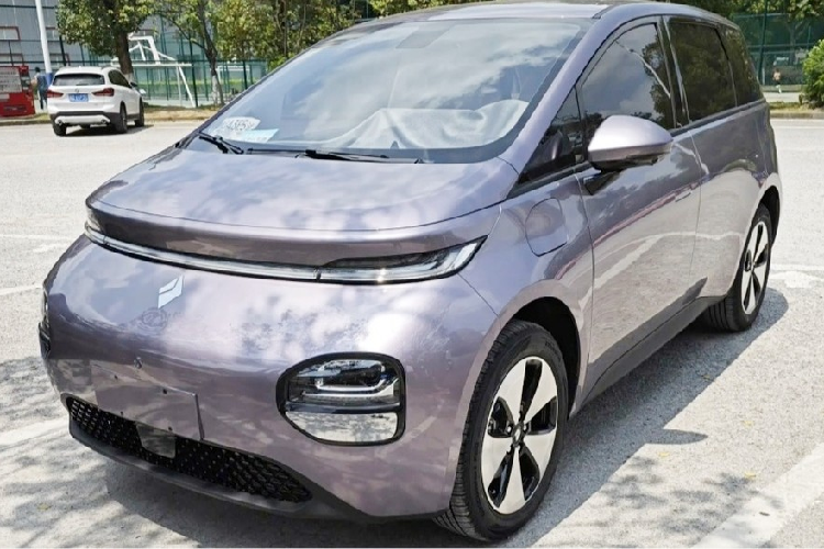 Đến nay, rất nhiều thông số kỹ thuật thú vị và ảnh chụp nội thất của chiếc hatchback chạy điện này đã bị rò rỉ, qua đó cho thấy thiết kế và nội thất của đối thủ BYD Dolphin ra sao. Đầu tiên, xe điện Baojun Yunduo 2024 sẽ bắt đầu được bán trước vào cuối tháng 6 trước khi ra mắt vào tháng 8/2023, chiếc xe điện này sẽ sản sinh ra công suất tối đa 136 mã lực và tầm hoạt động của pin sau 1 lần sạc đầy có thể lên tới 400 km.