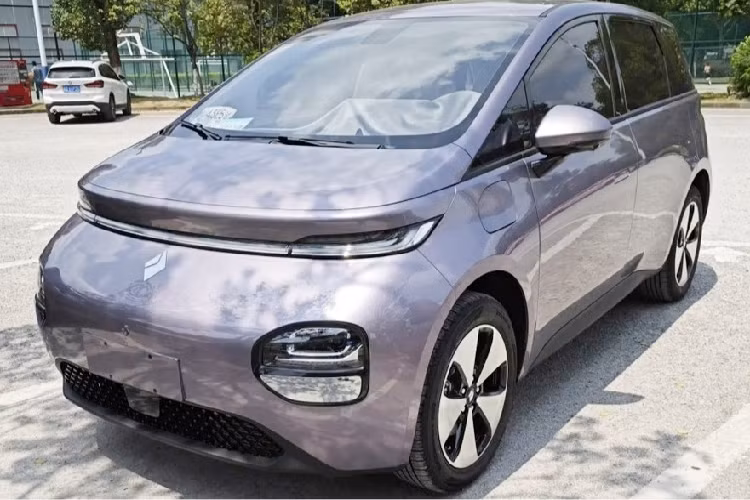 Đến nay, rất nhiều thông số kỹ thuật thú vị và ảnh chụp nội thất của chiếc hatchback chạy điện này đã bị rò rỉ, qua đó cho thấy thiết kế và nội thất của đối thủ BYD Dolphin ra sao. Đầu tiên, xe điện Baojun Yunduo 2024 sẽ bắt đầu được bán trước vào cuối tháng 6 trước khi ra mắt vào tháng 8/2023, chiếc xe điện này sẽ sản sinh ra công suất tối đa 136 mã lực và tầm hoạt động của pin sau 1 lần sạc đầy có thể lên tới 400 km.