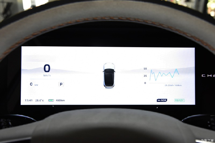 Về sức mạnh, chiếc xe SUV điện Chery eQ7 mới là mẫu dẫn động cầu sau được trang bị động cơ có công suất tối đa 210 mã lực. Đồng thời, xe được trang bị pin lithium iron phosphate, tốc độ tối đa 180 km/h.