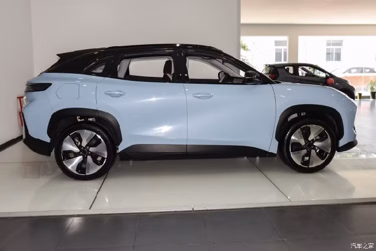 Về ngoại hình, chiếc xe mới Chery eQ7 được xây dựng với ngôn ngữ thiết kế rất đơn giản, khi đầu xe chỉ gây ấn tượng mạnh với dải đèn LED chiếu sáng ban ngày sắc cạnh, đặt trên cao, trong khi đó, đèn pha của xe được đặt ngay trên hốc gió bên hông.