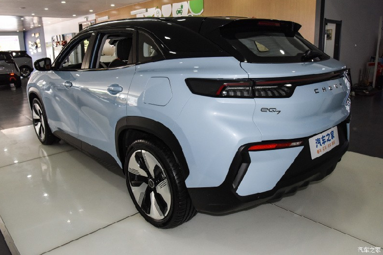 Ở kích thước thân xe, chiều dài, rộng và cao của Chery eQ7 lần lượt là 4.675 mm x 1.910 mm x 1.660 mm, chiều dài cơ sở 2.830 mm. Mặc dù chiều dài thân xe không nổi bật nhưng số liệu về chiều dài cơ sở này dường như đã đạt mức cao hơn.