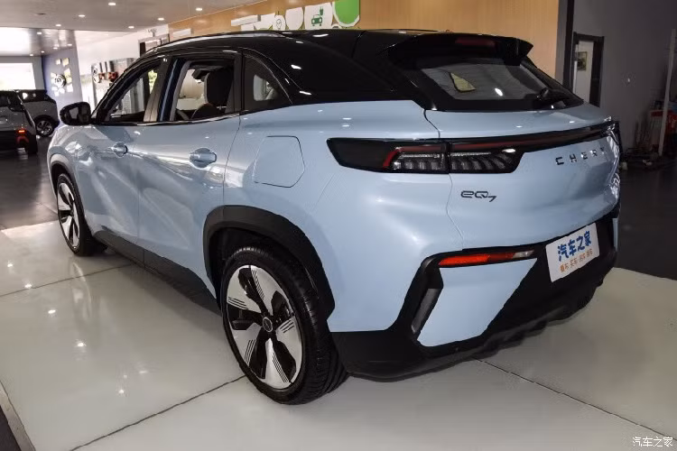 Ở kích thước thân xe, chiều dài, rộng và cao của Chery eQ7 lần lượt là 4.675 mm x 1.910 mm x 1.660 mm, chiều dài cơ sở 2.830 mm. Mặc dù chiều dài thân xe không nổi bật nhưng số liệu về chiều dài cơ sở này dường như đã đạt mức cao hơn.