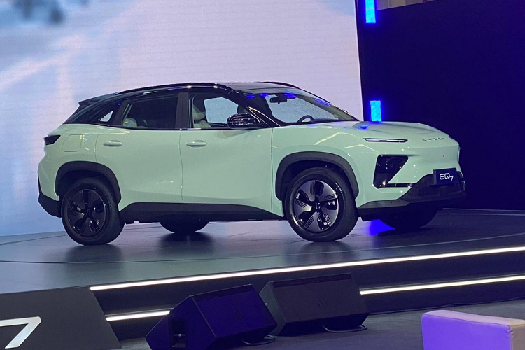 Ngày 12/7 vừa qua, chiếc xe sản xuất hàng loạt đầu tiên thuộc dòng SUV cỡ trung chạy điện mới của Chery New Energy, mẫu eQ7, đã chính thức lăn bánh khỏi dây chuyền sản xuất, điều này hứa hẹn Chery eQ7 2023 mới sẽ sớm đến tay người tiêu dùng ngay trong năm nay.