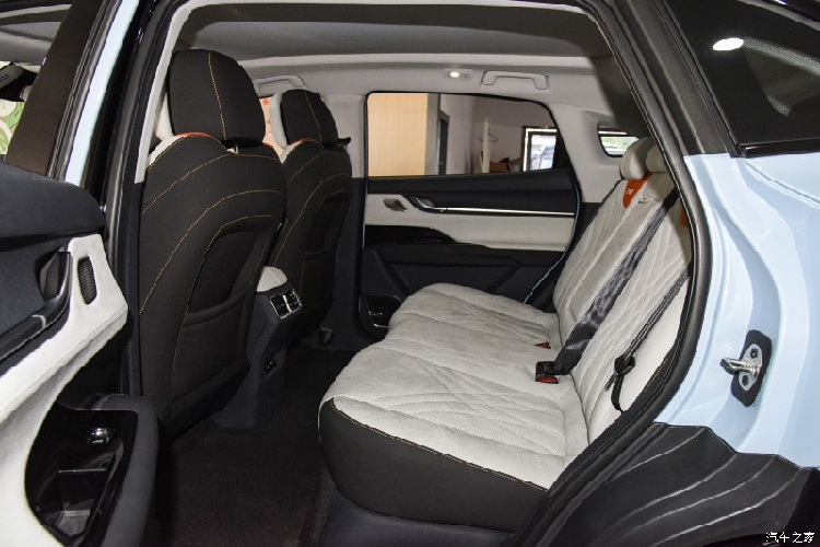 Chery eQ7 có cấu hình được trang bị cửa sổ trời toàn cảnh rất thoải mái, hệ thống lọc khí cấp CN95, hệ thống tạo mùi thơm, hệ thống quản lý chất lượng không khí AQS, dự kiến sẽ được trang bị mức L2+ và hệ thống ổn định nhiệt độ thông minh theo vùng, v.v.