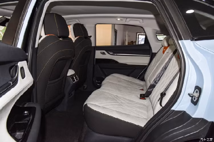 Chery eQ7 có cấu hình được trang bị cửa sổ trời toàn cảnh rất thoải mái, hệ thống lọc khí cấp CN95, hệ thống tạo mùi thơm, hệ thống quản lý chất lượng không khí AQS, dự kiến sẽ được trang bị mức L2+ và hệ thống ổn định nhiệt độ thông minh theo vùng, v.v.