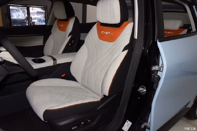 Ghế lái phía trước của chiếc xe mới được trang bị chức năng sưởi và thông gió, hàng ghế sau cũng sẽ có cấu hình sưởi ghế. Đồng thời, ghế cạnh tài xế được mệnh danh “nữ hoàng phi công phụ” còn có các chức năng như massage 8 điểm, gác chân chỉnh điện và nút bấm trùm.