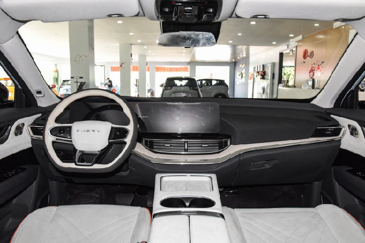 Về nội thất, Chery eQ7 có thiết kế màn hình kép đang rất được ưa chuộng hiện nay, đường viền mạ crom xuyên thấu trên bảng điều khiển trung tâm bắt mắt hơn, bên dưới đường viền còn có đèn viền xung quanh giúp tăng cảm giác đẳng cấp cho chiếc xe. Khách hàng mua xe Chery eQ7 sẽ được cung cấp hai màu nội thất đen nhám và xanh đen để lựa chọn.