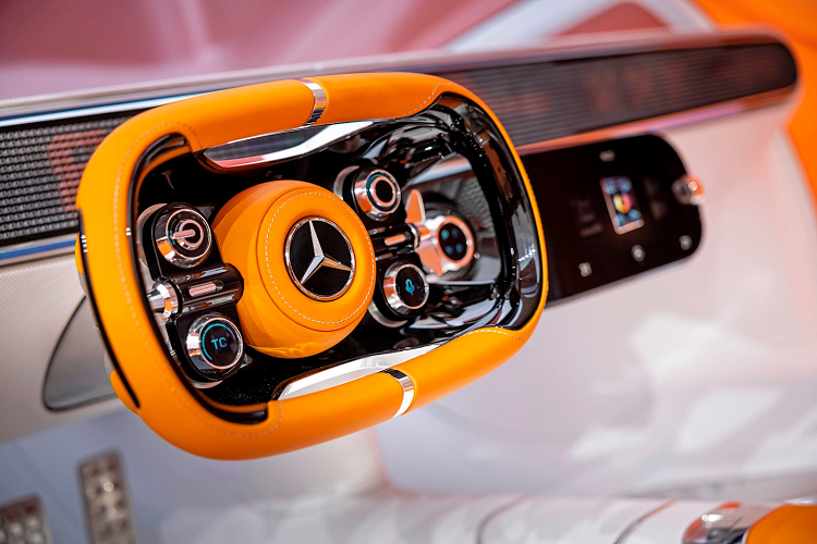 Vô-lăng hình chữ nhật kiểu xe đua với các nút bấm cỡ lớn để điều khiển các hệ thống khác nhau của Vision One-Eleven, trên một số nút còn có màn hình nhỏ. Kế bên vô-lăng là màn hình cảm ứng dùng để hiển thị giao diện giải trí, chỉnh điều hòa... Trong khi đó, các thông tin liên quan đến khả năng vận hành của xe được hiển thị ở dải màn hình dạng LED ma trận kéo dài hết bề rộng xe.