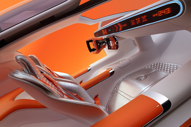 Dải màn hình này cũng được lặp lại ở phía sau đuôi xe với chức năng tương tự. Vision One-Eleven thể hiện tính khí động học rất đậm nét bởi những chi tiết như các khe hút gió ở đầu xe đưa luồng không khí qua phần chắn bùn trước uốn cong, xuôi theo các tấm ốp lườn được sơn đen mờ đồng điệu với bộ khuếch tán cỡ lớn ở sau xe.