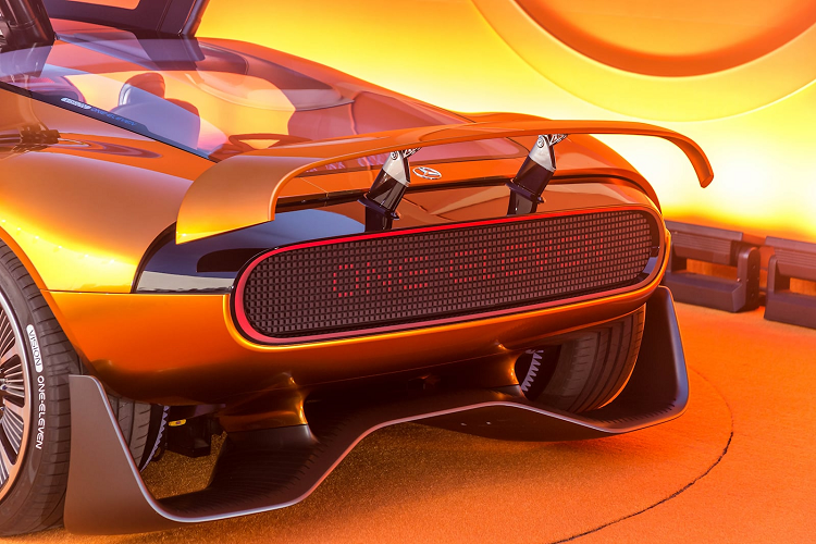 Mercedes khẳng định rằng, chiếc Vision One-Eleven này là mẫu xe thể thao đầu tiên có nội thất được thiết kế như một phòng nghỉ hạng thương gia. Đây có thể là dấu hiệu cho thấy hướng đi trong tương lai của hãng xe Đức đối với xe tự lái, lúc đó hành khách bên trong chỉ việc thư giãn, mọi việc liên quan đến vận hành sẽ cho chiếc xe xử lý hết.