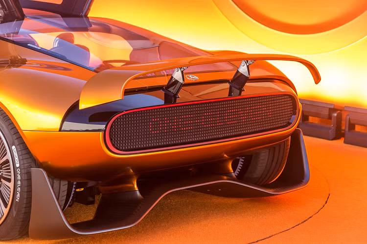 Mercedes khẳng định rằng, chiếc Vision One-Eleven này là mẫu xe thể thao đầu tiên có nội thất được thiết kế như một phòng nghỉ hạng thương gia. Đây có thể là dấu hiệu cho thấy hướng đi trong tương lai của hãng xe Đức đối với xe tự lái, lúc đó hành khách bên trong chỉ việc thư giãn, mọi việc liên quan đến vận hành sẽ cho chiếc xe xử lý hết.