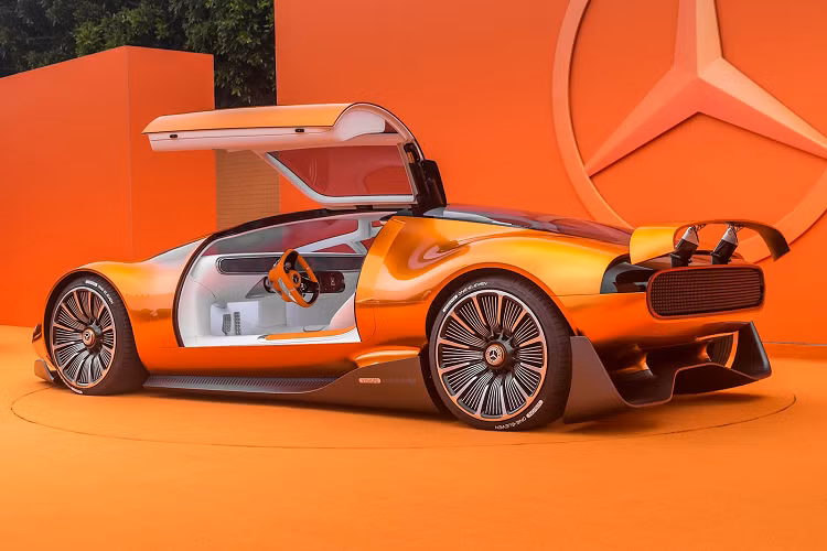 Ở trạng thái tiêu chuẩn là Lounge Mode, nội thất Vision One-Eleven tạo cho hành khách cảm giác thoải mái tối đa với lưng ghế ngả hết cỡ. Khi người lái muốn tự tay điều khiển, chỉ cần chuyển xe sang chế độ Race Mode, lúc đó lưng ghế sẽ dựng đứng trở lại và đệm ngồi nâng cao hơn, đồng thời giao diện màn hình đổi thành loại tập trung hiển thị các thông số lái quan trọng nhất.