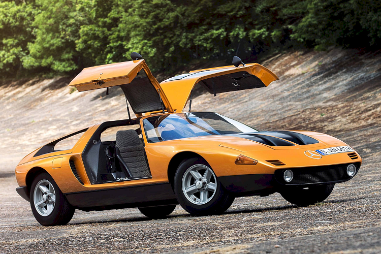 Về cơ bản, chiếc Vision One-Eleven là sự kết hợp giữa kiểu dáng của bản concept C 111 trong quá khứ với ngôn ngữ thiết kế One-Bow mới từng được Mercedes-Benz triển khai bắt đầu từ mẫu EQS Sedan. Điểm đặc trưng của phong cách này là thiết kế thân xe chuyển tiếp vô cùng mượt mà, điều chỉ có thể thực hiện được khi chuyển sang điện hóa toàn bộ. 