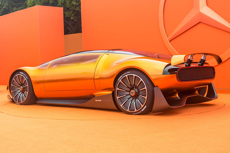 Khi các cảnh cửa mở lên theo dạng cánh chim, khoang cabin của Vision One-Eleven lộ diện với tông màu trắng và bạc chủ đạo được điểm xuyết bởi các thành phần màu cam, tạo nên ấn tượng như một chiếc phi thuyền đến từ tương lai. 2 ghế ngồi đặt thấp với phần đệm ghế được tích hợp thẳng vào sàn, trang bị dây đai bốn điểm có màu cam và khóa được đánh bóng với logo ngôi sao 3 cánh. Chất liệu bọc ghế được làm từ polyester tái chế 100%, thân thiện với môi trường.