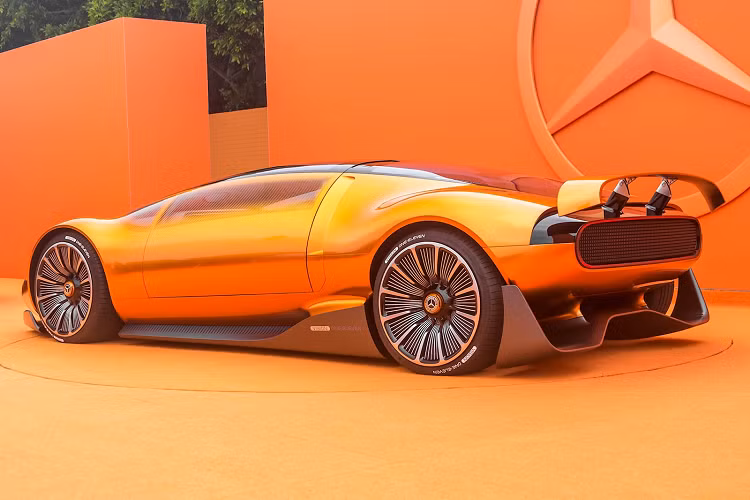 Khi các cảnh cửa mở lên theo dạng cánh chim, khoang cabin của Vision One-Eleven lộ diện với tông màu trắng và bạc chủ đạo được điểm xuyết bởi các thành phần màu cam, tạo nên ấn tượng như một chiếc phi thuyền đến từ tương lai. 2 ghế ngồi đặt thấp với phần đệm ghế được tích hợp thẳng vào sàn, trang bị dây đai bốn điểm có màu cam và khóa được đánh bóng với logo ngôi sao 3 cánh. Chất liệu bọc ghế được làm từ polyester tái chế 100%, thân thiện với môi trường.