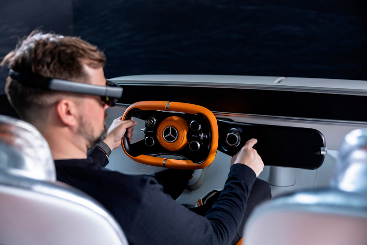 Với những ai đang lo lắng rằng cách bố trí nội thất xe và đặc biệt là ghế ngồi đặt khá thấp sẽ gây khó khăn cho việc quan sát ra bên ngoài, Mercedes trấn an rằng họ đã tính hết cả rồi. Toàn bộ các tấm kính xe đều có thể trở nên gần như trong suốt hoàn toàn khi nhìn từ bên trong, nhưng vẫn đủ khả năng che chắn kín đáo khi nhìn từ bên ngoài vào. Ngoài ra, hãng xe Đức còn phát triển thêm phụ kiện kính thực tế ảo Magic Leap 2 để người lái sử dụng.