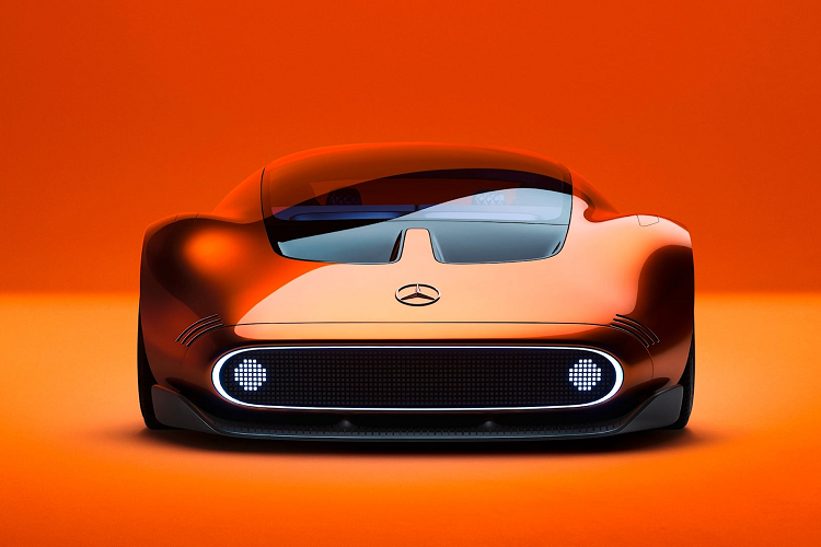 Xe cũng mang trên mình màu cam giống với chiếc "tiền bối" nhưng đậm đà hơn, được pha với một chút ánh đồng. Màu sắc có thể thay đổi tùy thuộc vào ánh sáng và góc nhìn. Ở đầu xe, khu vực vốn là lưới tản nhiệt nay thực chất là một màn hình kỹ thuật số với các bóng LED sắp xếp theo dạng điểm ảnh kích cỡ lớn, có thể sáng lên ở 2 góc để mô phỏng lại các cụm đèn chiếu sáng chính hoặc dùng để hiển thị "lời nhắn" đến các xe khác đang lưu thông bên cạnh khi đi đường.