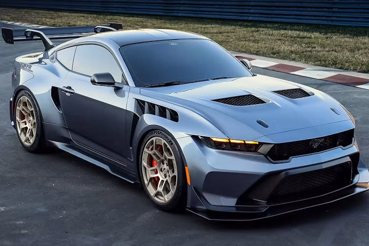 Chỉ một ngày sau khi bị rò rỉ trên mạng, Ford Mustang GTD bản giới hạn đã tiết lộ là phiên bản đường trường cuối cùng của chiếc pony car được yêu thích nhất. Ford cho biết Mustang GTD được sinh ra từ ý tưởng của Mustang GT3 và sẽ tham gia cuộc đua 24 giờ Le Mans vào năm tới và cũng là mẫu xe đứng đầu trong gia đình Mustang.