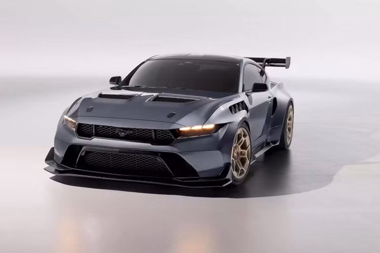 Hệ thống treo trước tay đòn ngắn - dài tạo ra độ cứng ngang lớn hơn và cải thiện động lực học, trong khi cấu trúc cần đẩy và cánh tay đòn liên kết tích hợp của phía sau được đặt trong khung phụ hình ống kiểu xe thể thao.