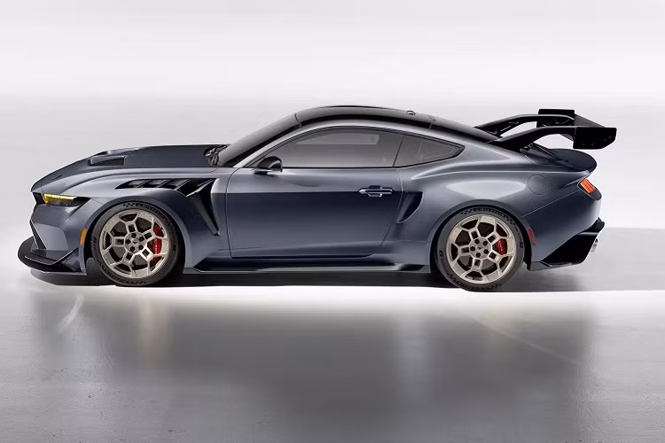 Ngoài cỗ máy mạnh mẽ, Mustang GTD còn có hệ thống treo Pushrod bán chủ động tiên tiến với công nghệ giảm chấn ống đệm thích ứng và tốc độ lò xo kép thủy lực và có thể điều chỉnh độ cao. Hệ thống treo này thường xuất hiện trên các mẫu xe đua cao cấp.