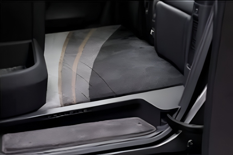 Ngoài ra, Toyota Vellfire Hybrid còn có phiên bản dẫn động 4 bánh E-Four với mô-tơ điện 4NM nằm trên cầu sau, cho công suất tối đa 54 mã lực và mô-men xoắn cực đại 121 Nm. Dù ở phiên bản nào, Toyota Vellfire Hybrid cũng dùng pin niken hyđrua kim loại (NiMH) 5 Ah.