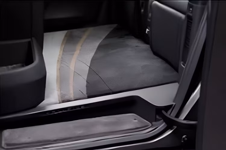 Ngoài ra, Toyota Vellfire Hybrid còn có phiên bản dẫn động 4 bánh E-Four với mô-tơ điện 4NM nằm trên cầu sau, cho công suất tối đa 54 mã lực và mô-men xoắn cực đại 121 Nm. Dù ở phiên bản nào, Toyota Vellfire Hybrid cũng dùng pin niken hyđrua kim loại (NiMH) 5 Ah.