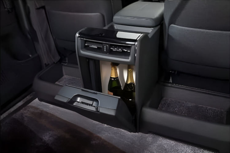 Tủ lạnh này được tích hợp vào bệ tì tay trung tâm của hàng ghế trước. Hành khách có thể cất 2 chai rượu champagne vào tủ lạnh của xe. Chưa hết, Toyota Vellfire Spacious Lounge còn có thêm thanh treo quần áo ở khoang hành lý phía sau. Trong khi đó, ở giữa khoang lái và khoang hành khách có rèm che nhằm đảm bảo sự riêng tư.