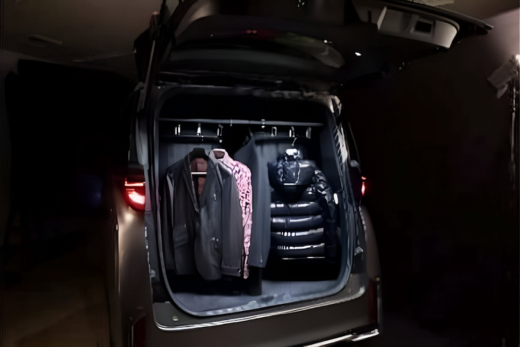 Toyota Vellfire về cơ bản là phiên bản có thiết kế thể thao hơn của mẫu MPV hạng sang Alphard. Trên thực tế, đây không phải là phiên bản 4 chỗ duy nhất của dòng xe Toyota Vellfire thế hệ mới.