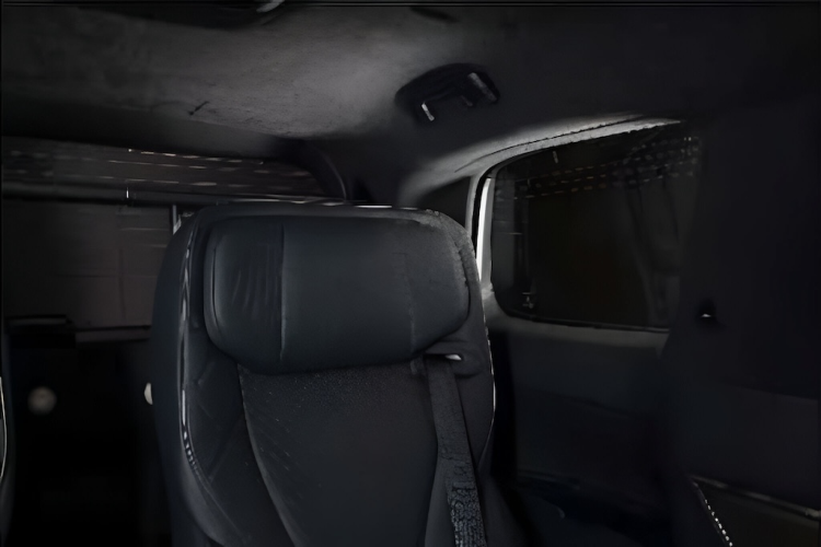 Thứ hai là hệ truyền động hybrid với máy xăng Dynamic Force 4 xi-lanh, hút khí tự nhiên, dung tích 2.5L, sản sinh công suất tối đa 188 mã lực và mô-men xoắn cực đại 236 Nm. Động cơ đi kèm với mô-tơ điện 5NM mạnh 180 mã lực và 270 Nm nằm trên cầu trước cùng hộp số e-CVT. Tổng cộng, xe có công suất tối đa 247 mã lực và dùng hệ dẫn động cầu trước.